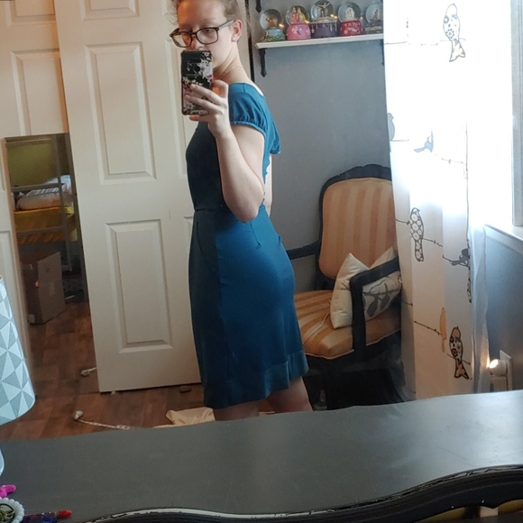 Short blue fitting v-neck dress - Picture 2 of 7